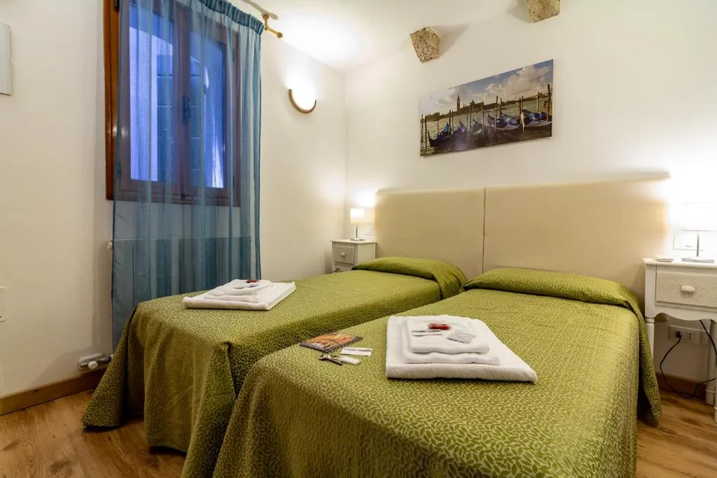 Camera Economy con Bagno in Comune — Veneziacentopercento Rooms