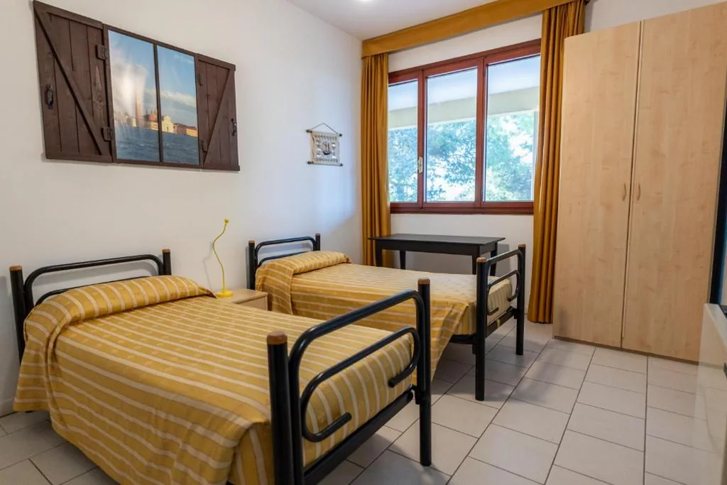 Camera Economy Doppia con Letti Singoli — Hotel Il Lato Azzurro – Isola di Sant’Erasmo – NO VEHICLES ACCESS