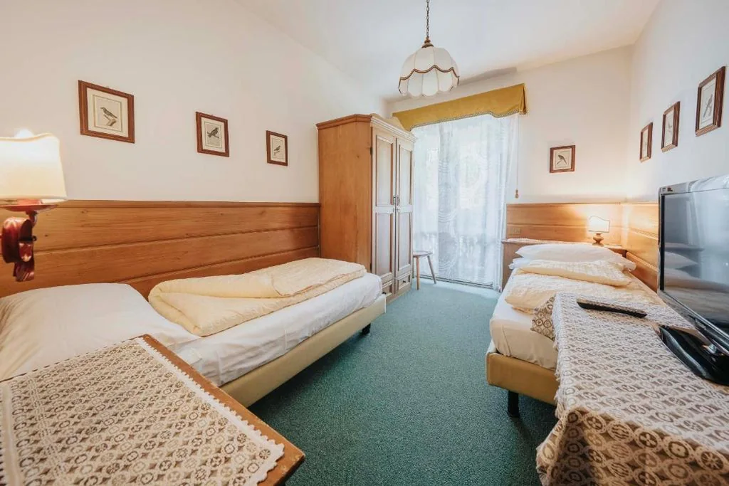 Economy Twin Room — Hotel Menardi