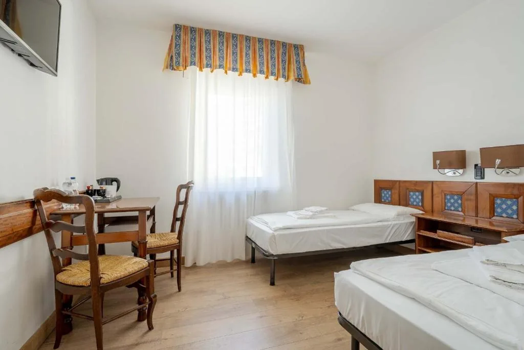 Economy Twin Room — Hotel Olimpia