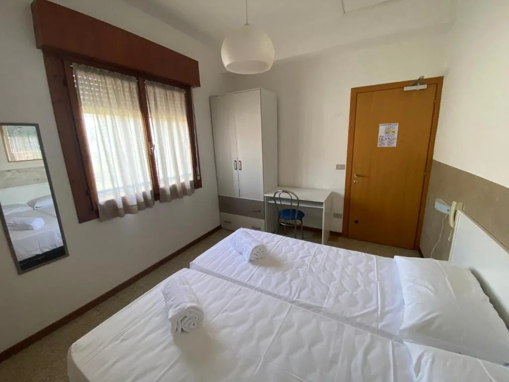 Camera Economy Doppia con Letti Singoli — Hotel Villa Garda