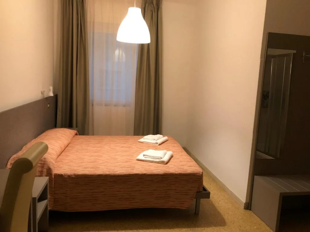 Camera Economy Matrimoniale/Doppia con Letti Singoli — Hotel Adriatico