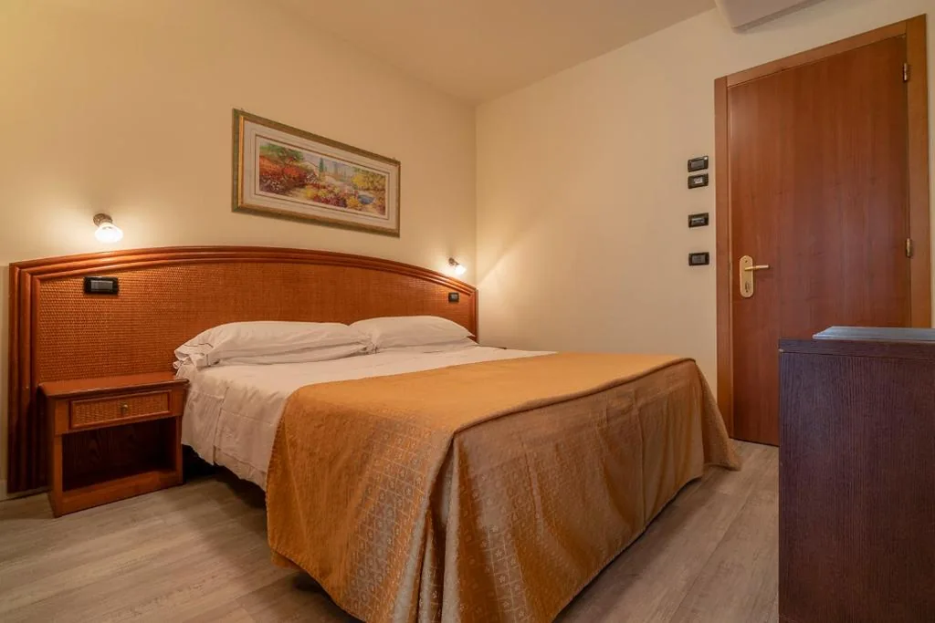 Camera Economy Matrimoniale/Doppia con Letti Singoli — Hotel Ambassador