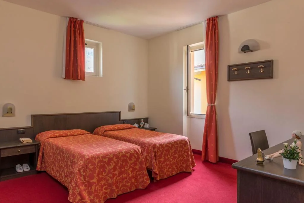 Camera Economy Matrimoniale/Doppia con Letti Singoli — Hotel Drago by Double Hospitality