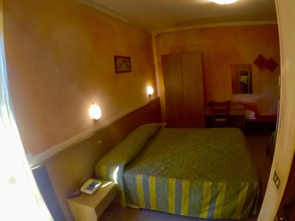 Camera Economy Matrimoniale/Doppia con Letti Singoli — Hotel La Fenice e Sole