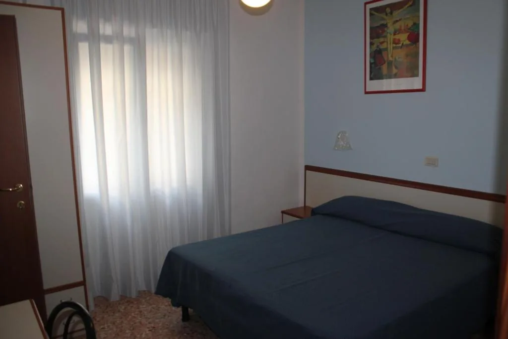 Camera Economy Matrimoniale/Doppia con Letti Singoli — Hotel Maxim