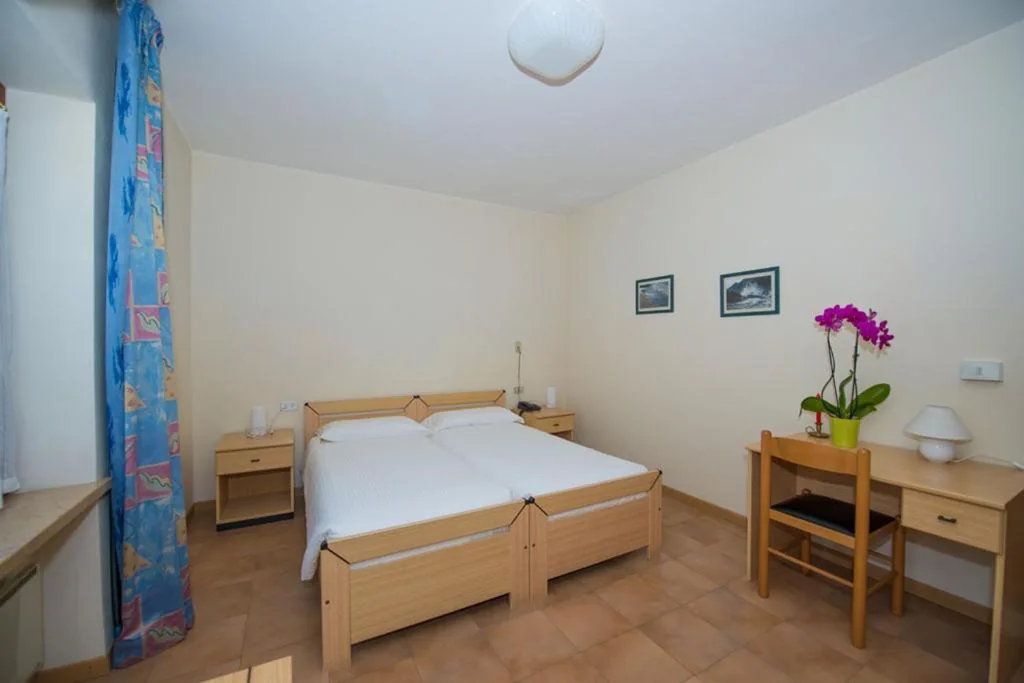 Camera Economy Matrimoniale/Doppia con Letti Singoli — Hotel San Carlo