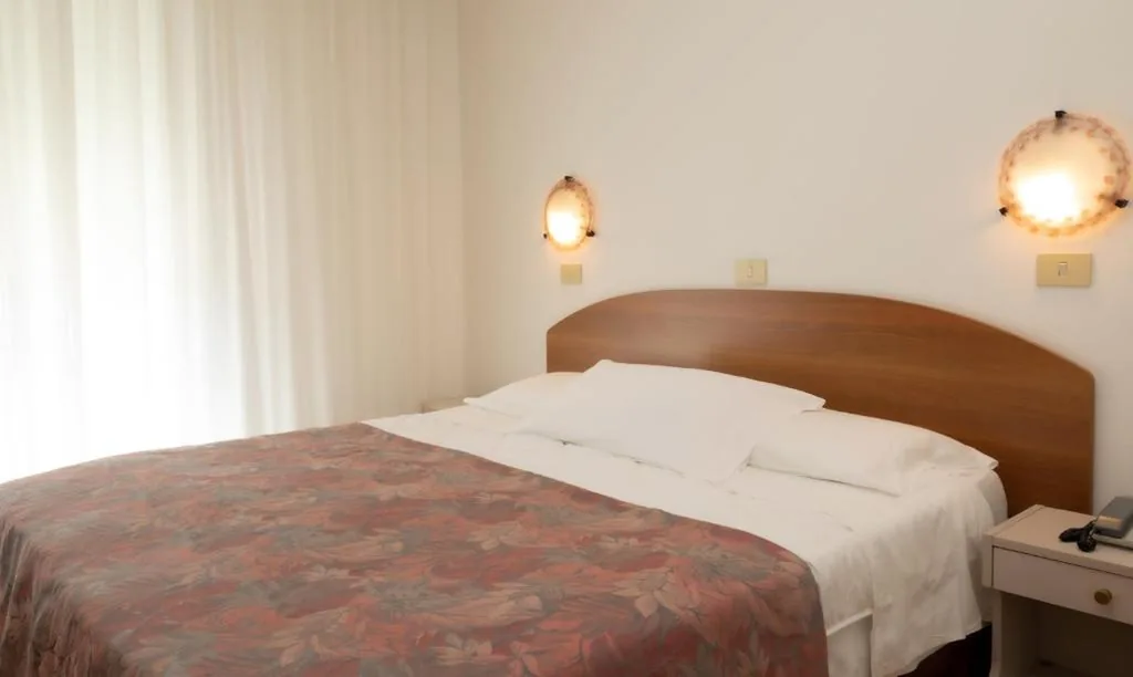Camera Economy Matrimoniale/Doppia con Letti Singoli — International Hotel