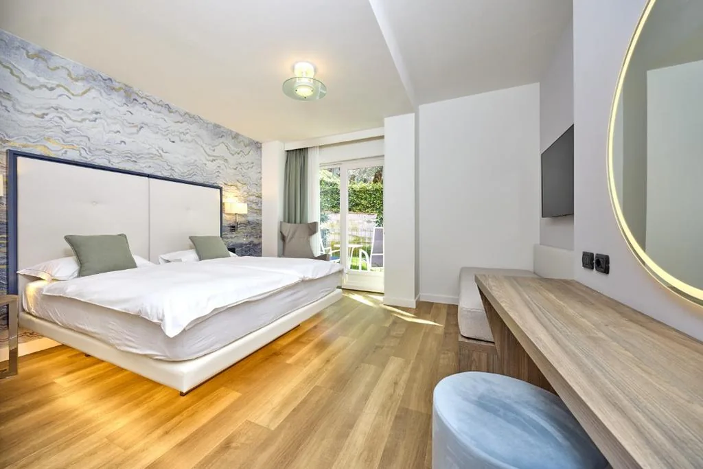 Camera Executive con Balcone e Vista Lago Laterale — Hotel Capri