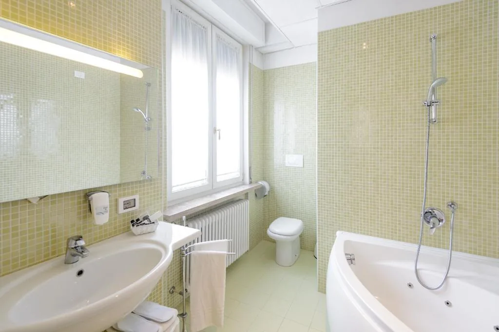Family Room (2 Adults + 2 Children) — Hotel Continental