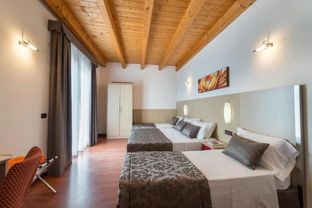 Camera Familiare (2 Adulti + 2 Bambini) — Hotel Villa Angelina