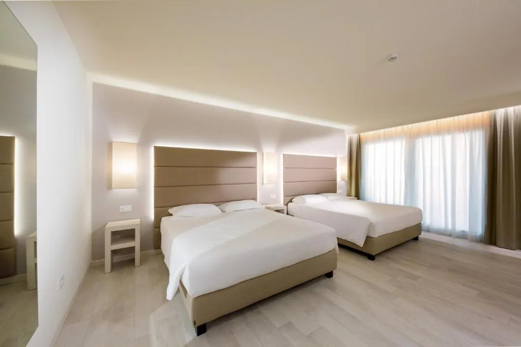 Camera Familiare — AQA Palace