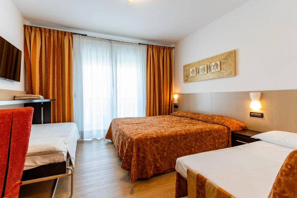 Camera Familiare con 2 Letti Supplementari (2 Adulti + 2 Bambini) — Hotel Olympus