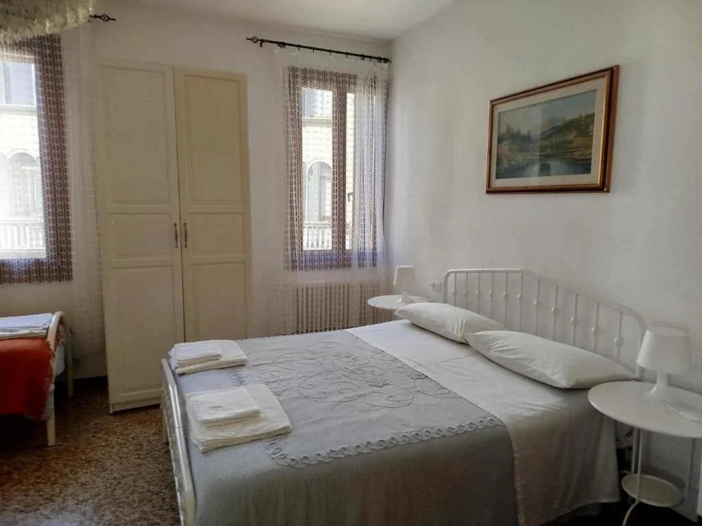 Camera Familiare con Bagno in Comune (3 Adulti + 1 Bambino) — B&B Exclusive