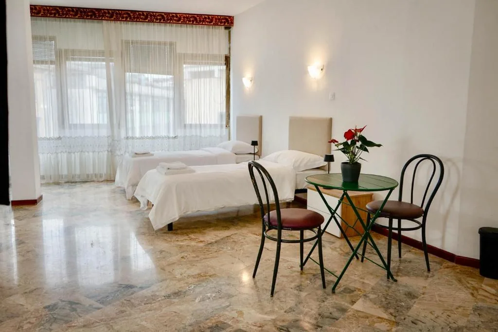 Family Room with Shared Bathroom — Residence Foscolo