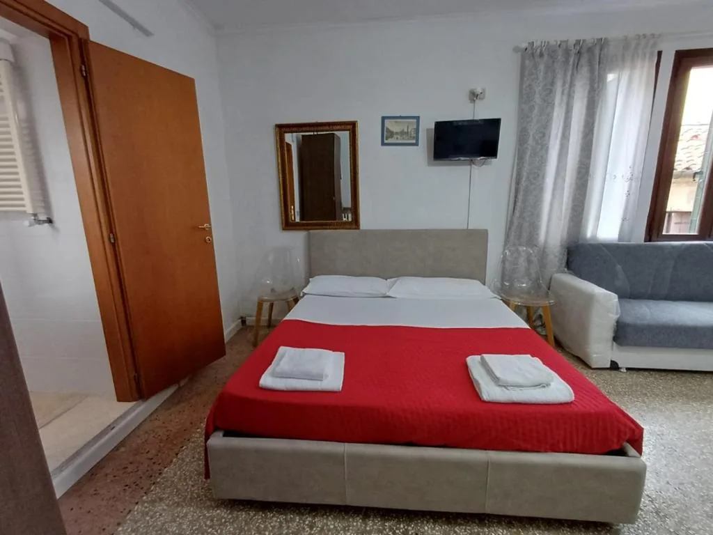 Family Room with Private Bathroom — Venice Guest House