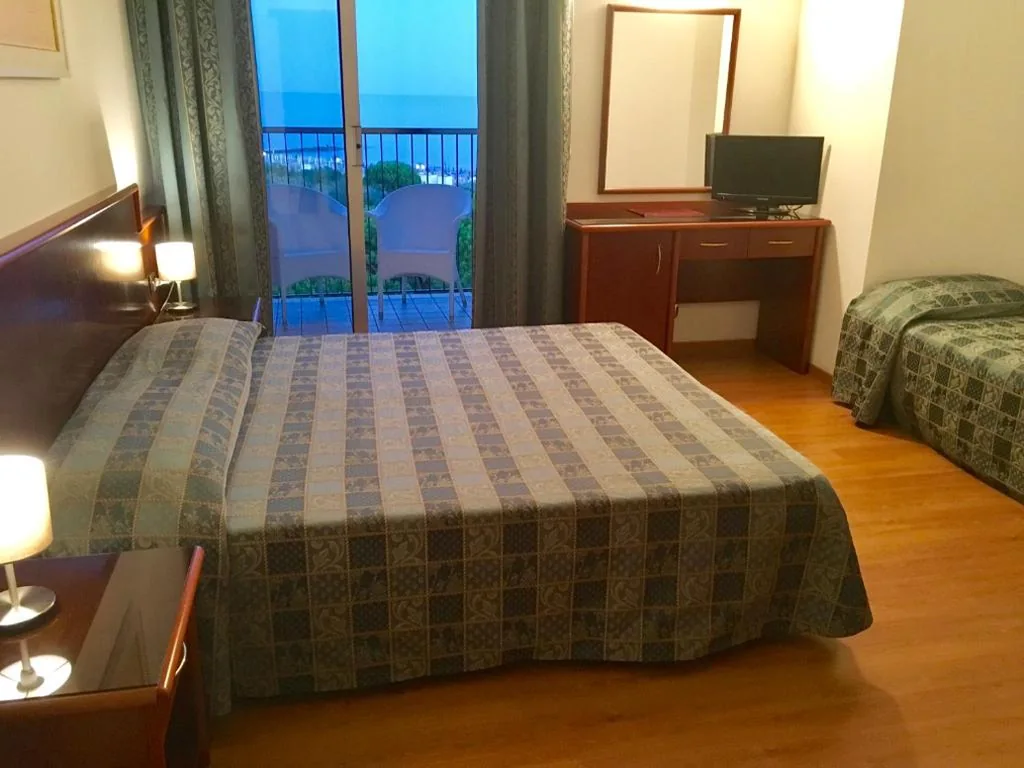 Camera Familiare con Balcone (2 adulti + 1 bambino) — Hotel Beau Rivage Pineta