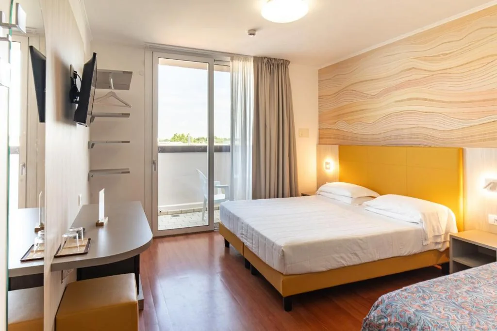 Family Room with Balcony (2 Adults + 2 Children) — Hotel Ariston