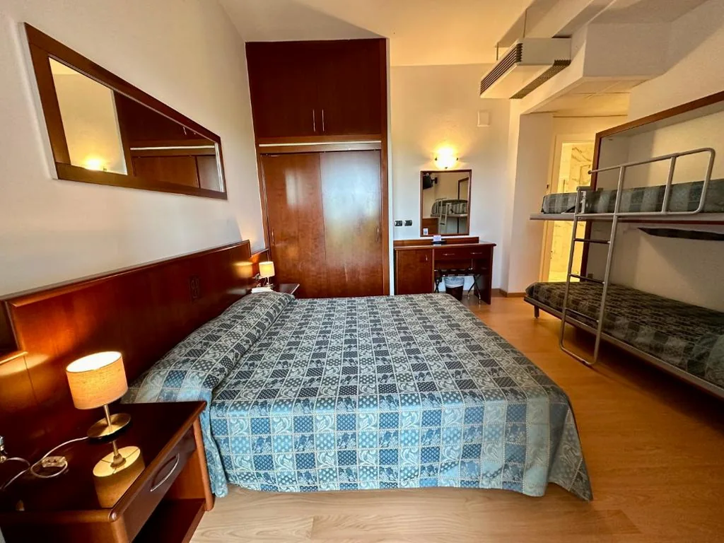 Camera Familiare con Balcone (2 Adulti + 2 Bambini) — Hotel Beau Rivage Pineta