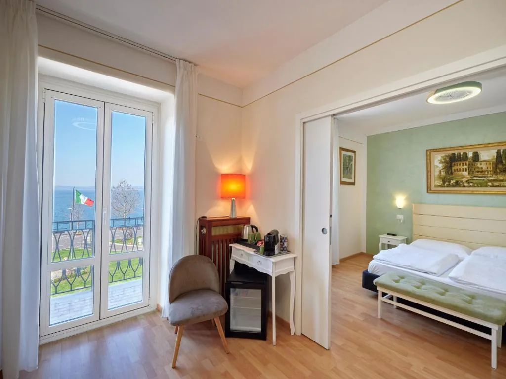 Camera Familiare con Balcone e Vista Lago — Hotel San Marco