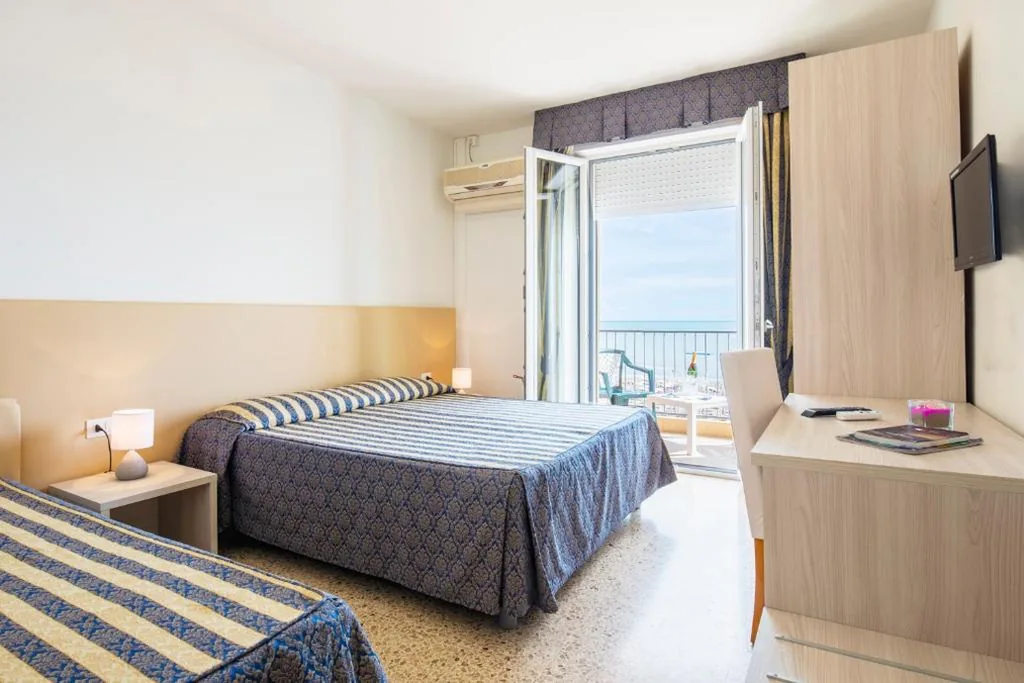 Family Room with Balcony and Sea View (2 Adults + 2 Children) — Hotel Columbus
