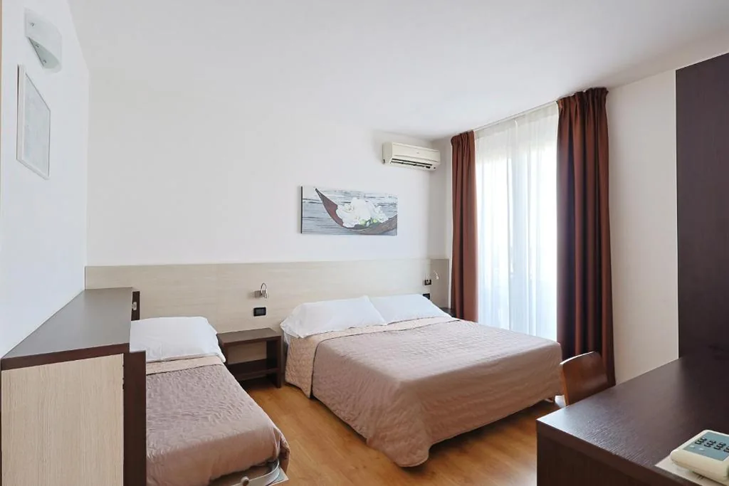 Family Room with Balcony and Partial Sea View — Hotel Levante