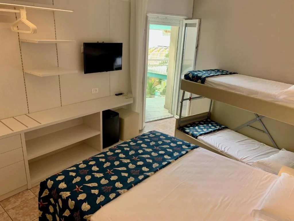 Camera Familiare con Balcone e Vista Mare Laterale (2 Adulti + 2 Bambini) — Hotel Nizza Frontemare Superior 3 Stelle