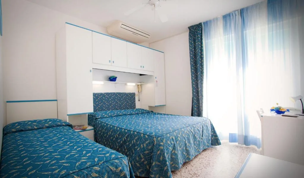 Camera Familiare con Balcone e Vista Mare Laterale (2 Adulti + 1 Bambino) — Hotel Sanremo