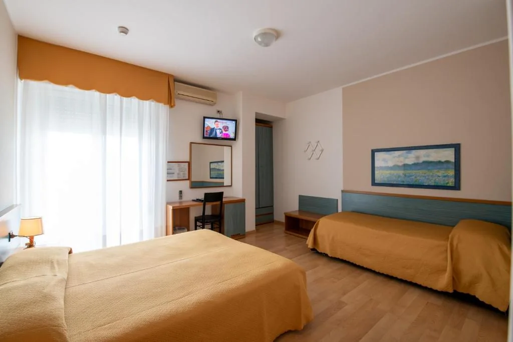 Family Room with Balcony — Hotel Parigi
