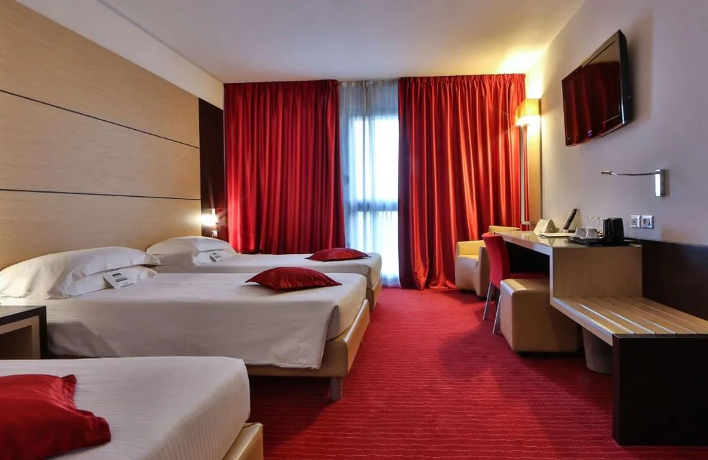 Camera Familiare con Letto Queen-Size e 2 Letti Singoli — Best Western Plus Hotel Galileo Padova