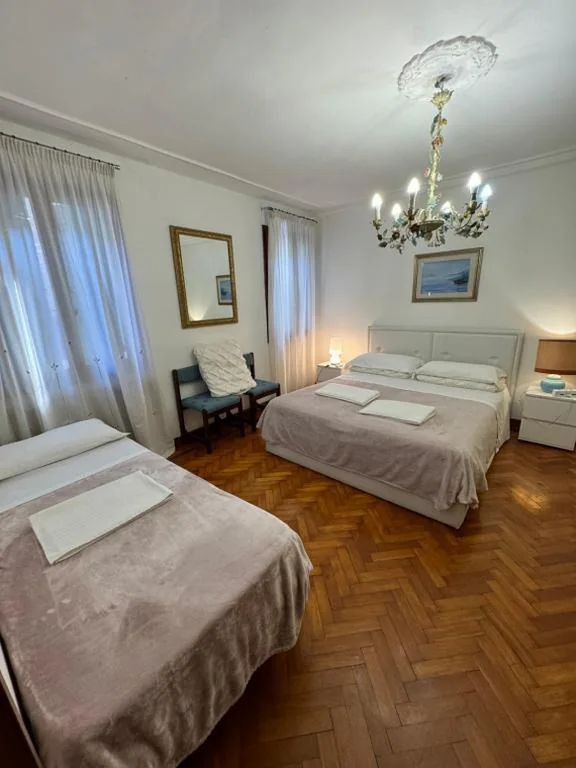 Family Room with Garden View — Something else in Venice Kingsclass
