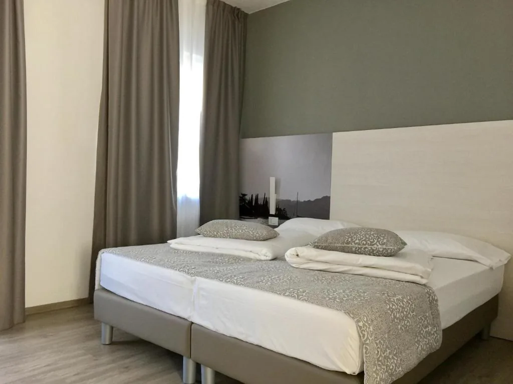 Camera Familiare con Vista Lago — Hotel Casa Serena