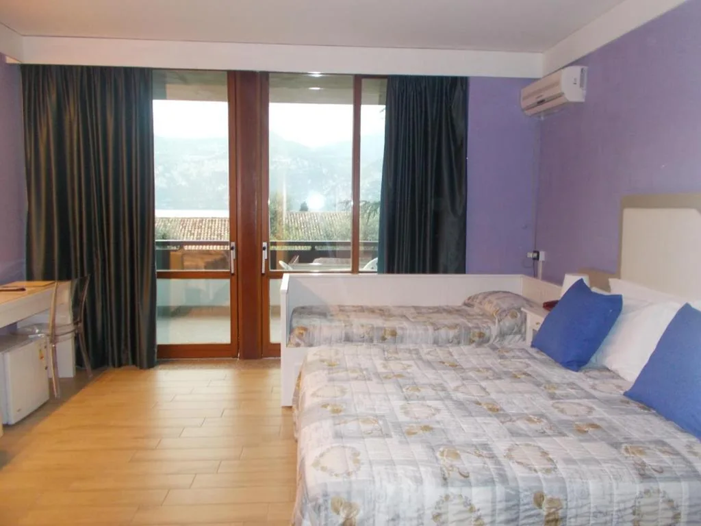 Camera Familiare con Vista Lago — Hotel Laura Christina