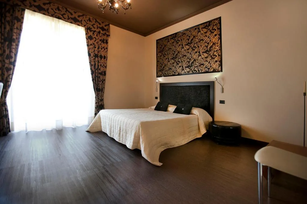 Family Room with Lake View — Hotel Villa Smeralda