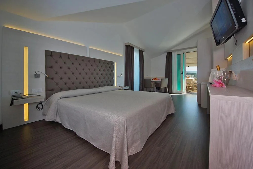 Deluxe Family Room with Sea View and Beach Package — Hotel Europa