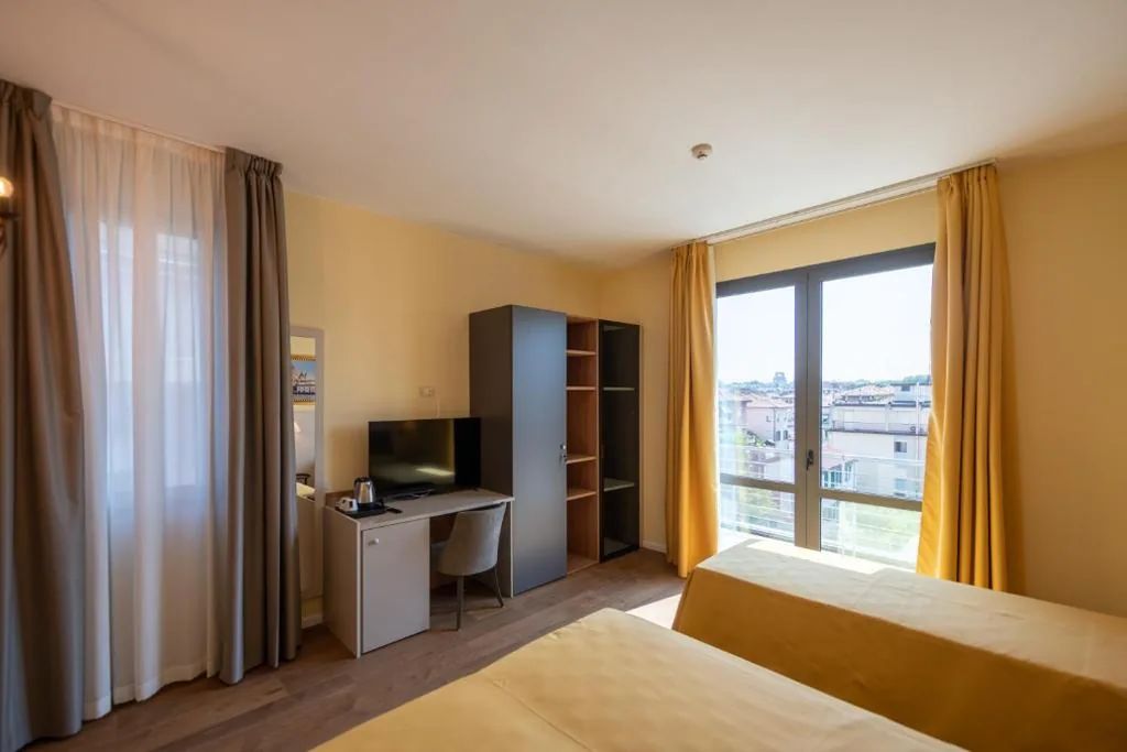 Camera Familiare Deluxe — Hotel Ambasciata Venice – Atika & Atif