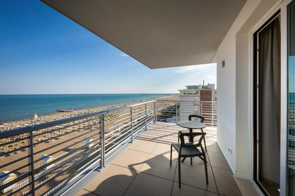 Camera Familiare Fronte Spiaggia — Hotel Tritone