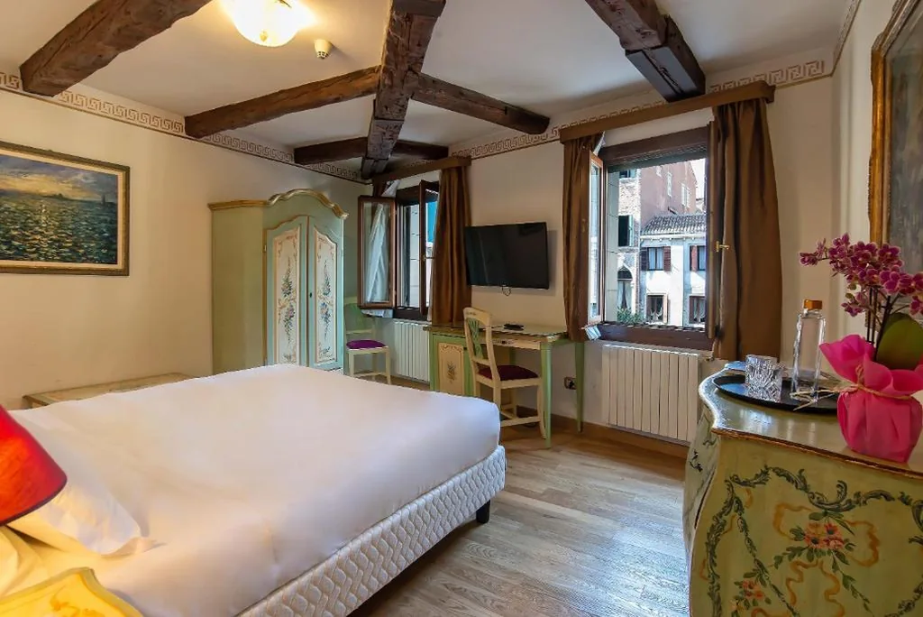 Family Room — Hotel La Fenice et Des Artistes