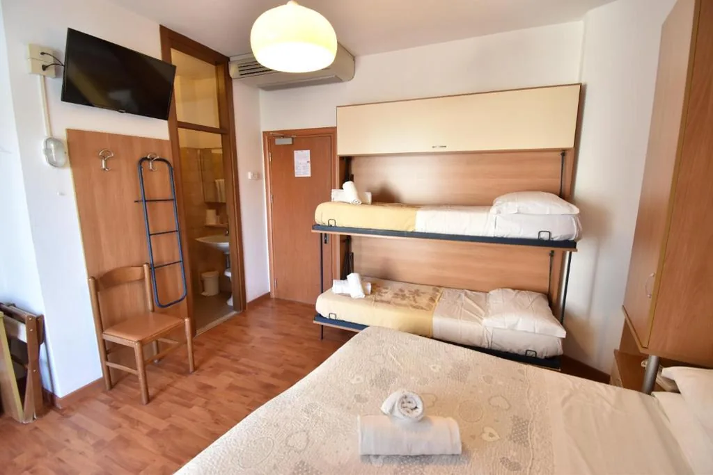 Standard Family Room — Hotel Galles
