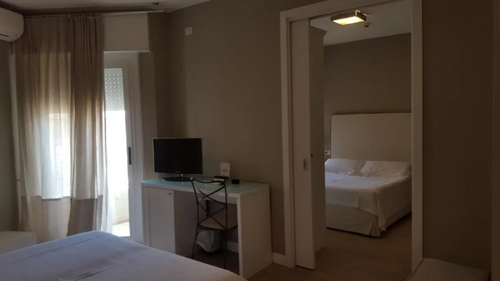 Camera Familiare Superior con 2 Balconi e Vista Mare Laterale — Hotel Ril
