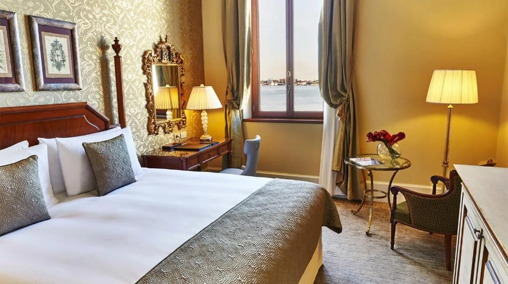 Grand Deluxe Room with Lagoon View — San Clemente Palace Venice