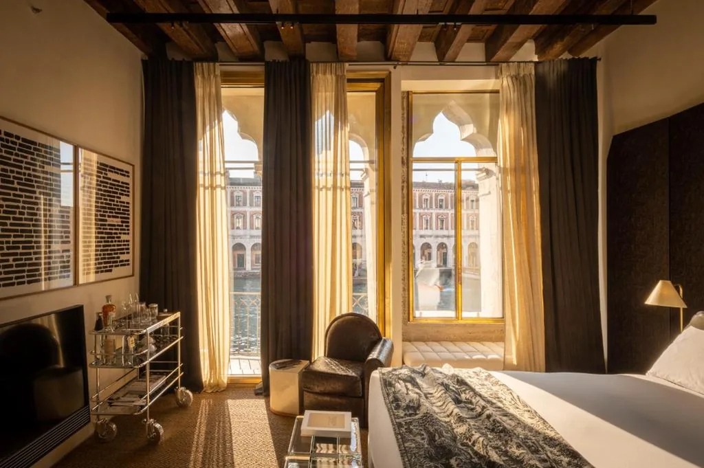 King Room with Balcony and Grand Canal and Rialto Bridge View — The Venice Venice Hotel