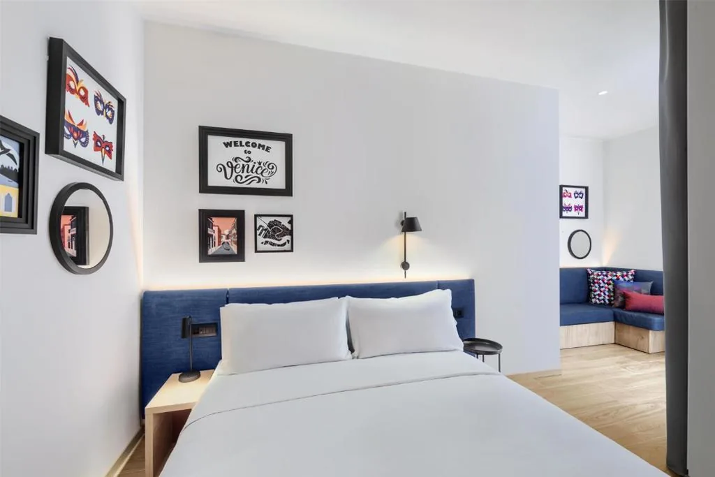 Camera King con Divano-Letto — Hampton By Hilton Venice Isola Nuova