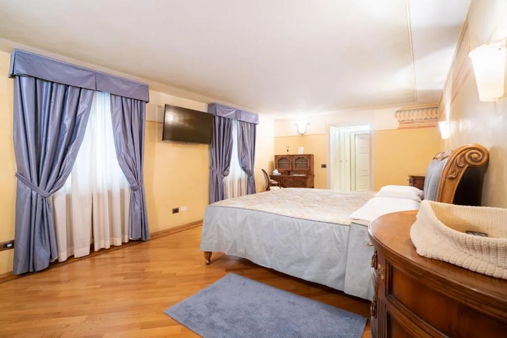 Camera King con Vasca Idromassaggio — Corte Farina Suites
