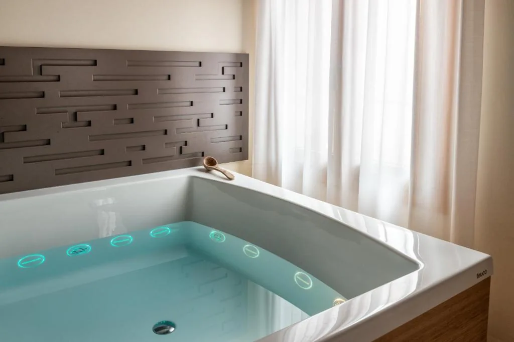 King Room with Indoor Hot Tub — B&B Casin dei Nobili