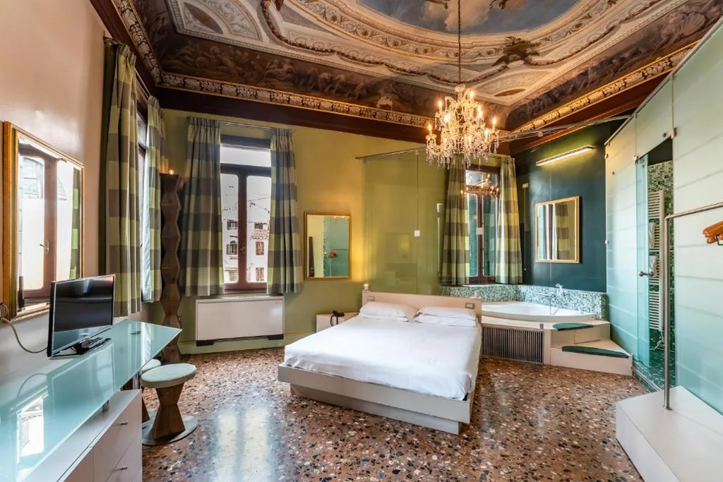 Camera King con Vasca Idromassaggio — Sogno di Giulietta e Romeo