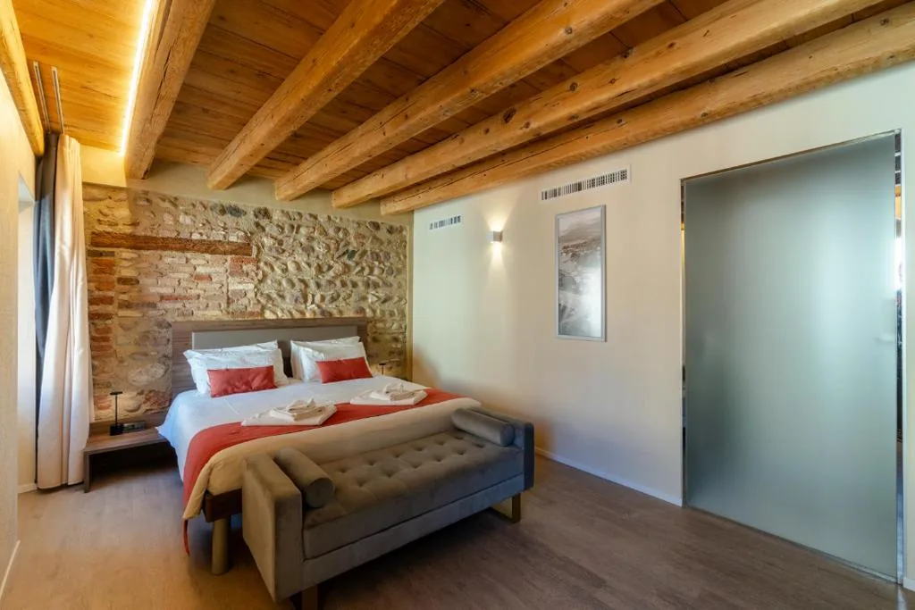 King Deluxe Room — La Casa in Paese