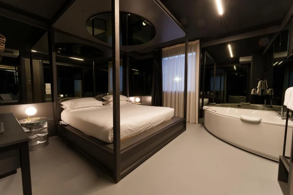 Executive King Room with Hot Tub — The Aries Hotel
