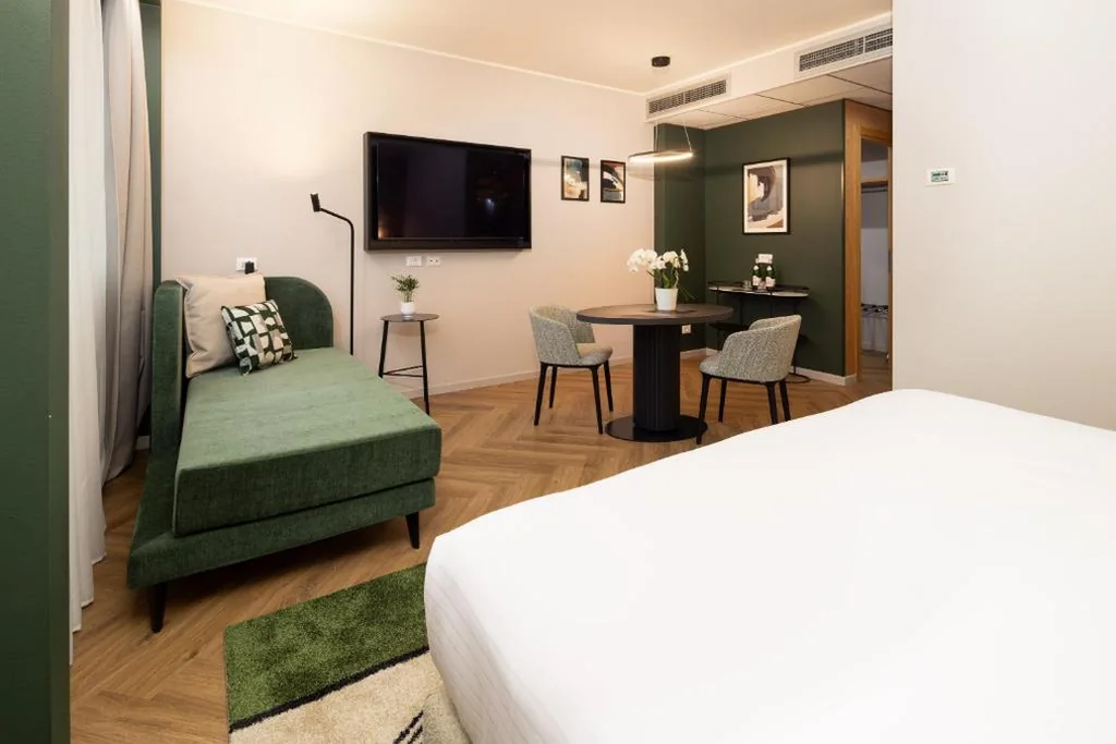 Premium King Room with Sofa Bed — Crowne Plaza Padova by IHG