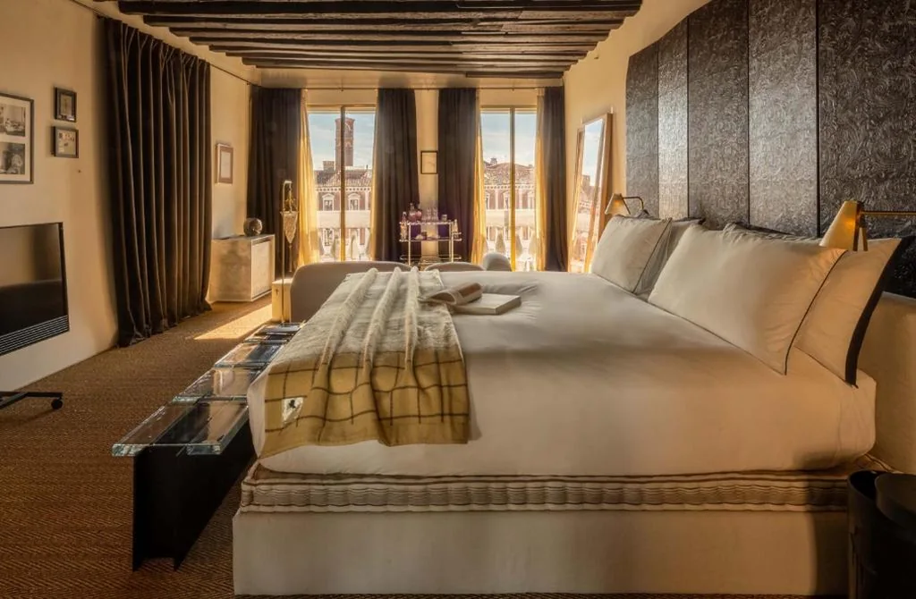Special King Room with Grand Canal and Rialto Bridge View — The Venice Venice Hotel